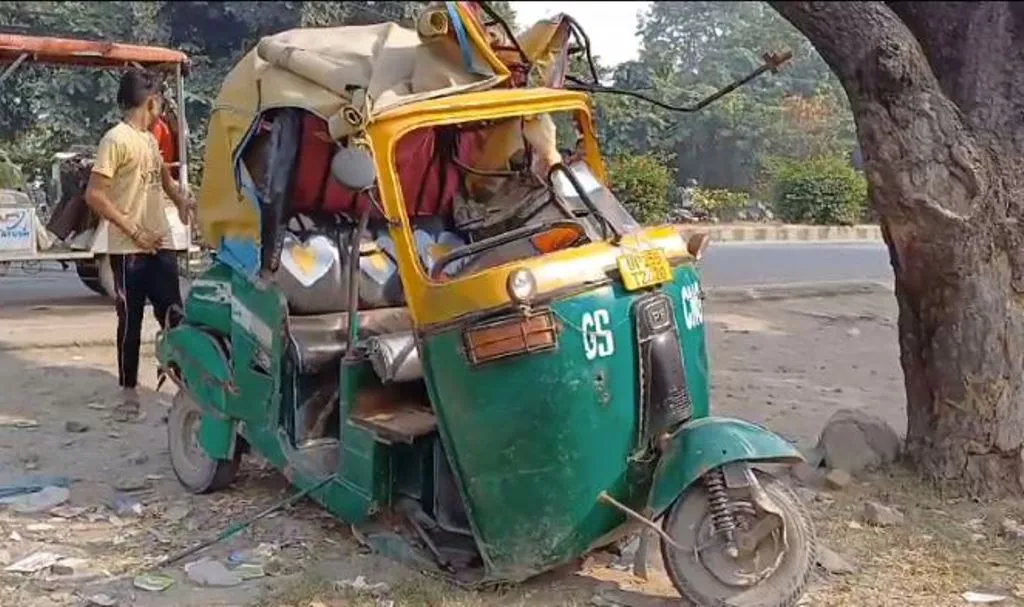 बरेली: तुलसी नगर के सामने ट्रैक्टर ने मारी ऑटो को टक्कर महिला की मौत, बच्चे घायल