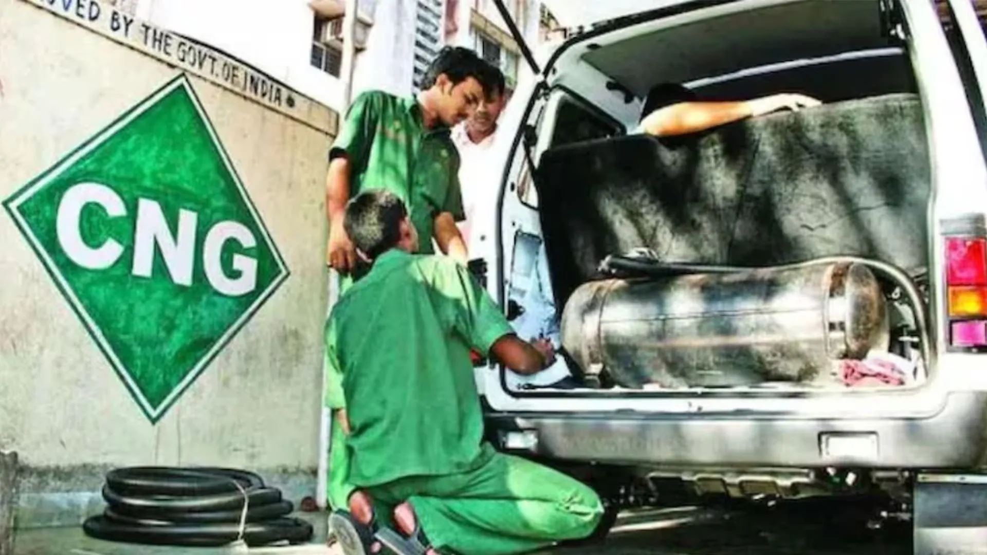 CNG Price Hike: दिल्ली-NCR में रहने वालों को बड़ा झटका, महंगी हुई CNG, जानें आज नया का रेट