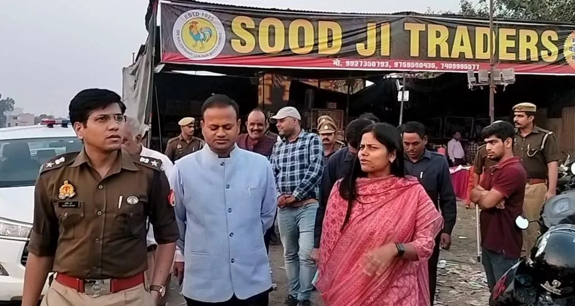 बरेली: DM ने SSP के साथ पटाखा बाजारों का किया निरीक्षण, बोले- विक्रेता सुरक्षा मानकों का रखें ध्यान