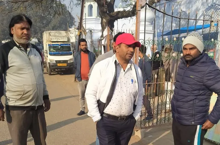 पीलीभीत: नगर पालिका की टीम से भिड़ गए व्यापारी, पुलिस की मदद से हटवाईं दुकानें
