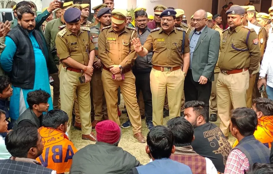 लखीमपुर-खीरी: छात्र की मौत पर आरोपियों की गिरफ्तारी की मांग, एबीवीपी ने डीएम दफ्तर घेरा...जानिए पूरा मामला 