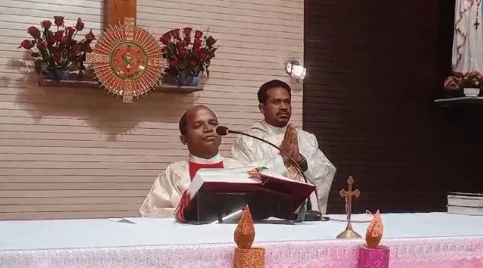 पीलीभीत: गिरिजा घरों में हुई प्रार्थना सभा, केक काटकर मनाया जश्न