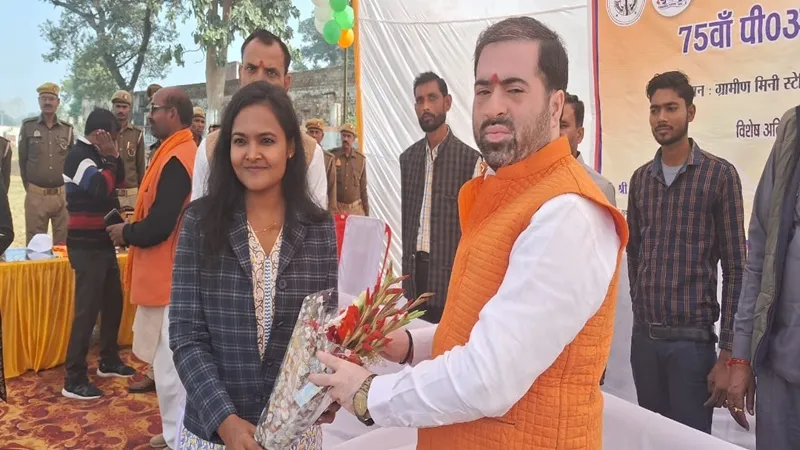 बाराबंकी: मंत्री सतीश शर्मा सर्वश्रेष्ट पीआरडी जवानों को किया पुरस्कृत, कमांडर विनोद कुमार को मिला प्रथम पुरस्कार