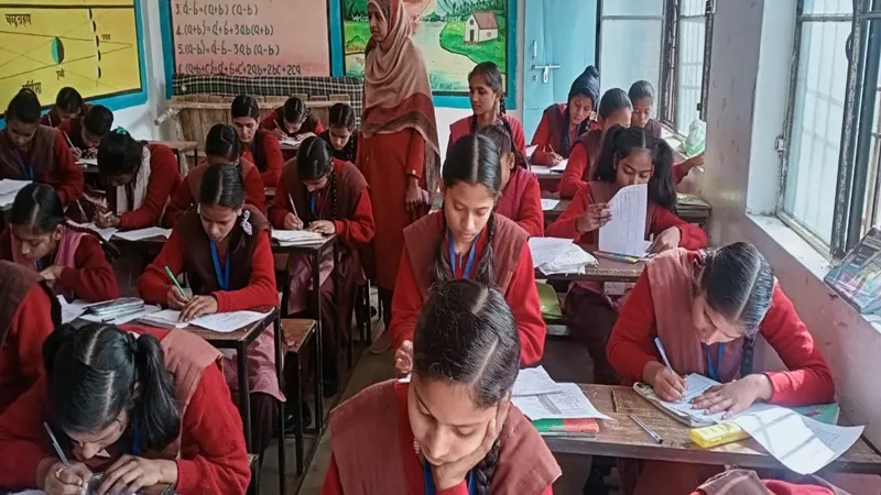 बहराइच: कस्तूरबा गांधी आवासीय विद्यालयों में शुरू हुई अर्धवार्षिक परीक्षाएं, पहले दिन इन विषयों की हुई परीक्षा