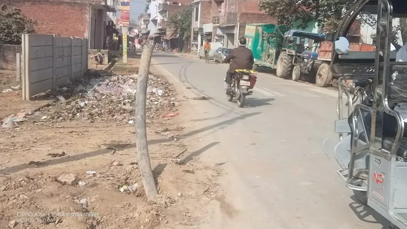 अयोध्या: सड़क किनारे खुला छोड़ दिए पाइप, खतरे का अंदेशा, मवई के नेवरा गांव का मामला