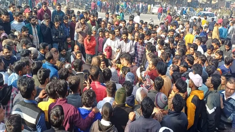 सहारनपुर में भीषण सड़क हादसा: बेकाबू डंपर से कुचल कर तीन लोगों की मौत, छह घायल