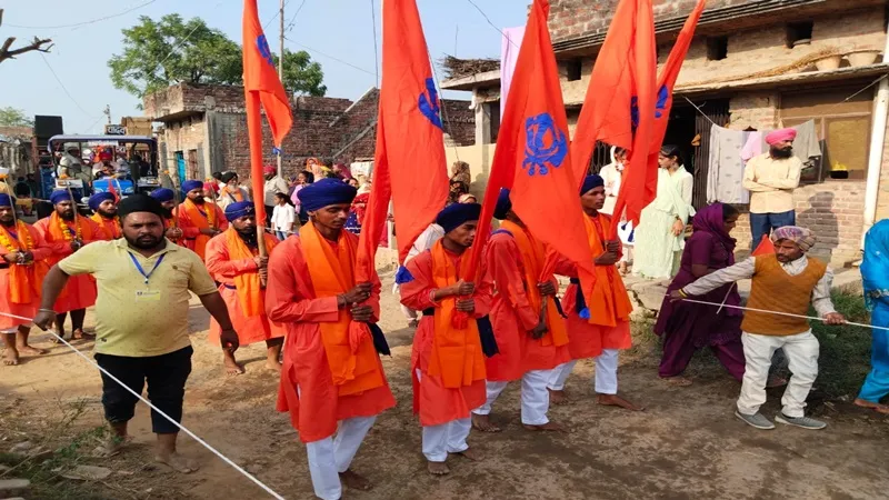 बहराइच: सिख समाज के लोगों ने धूमधाम से मनाया प्रकाश पर्व, निकली कीर्तन यात्रा