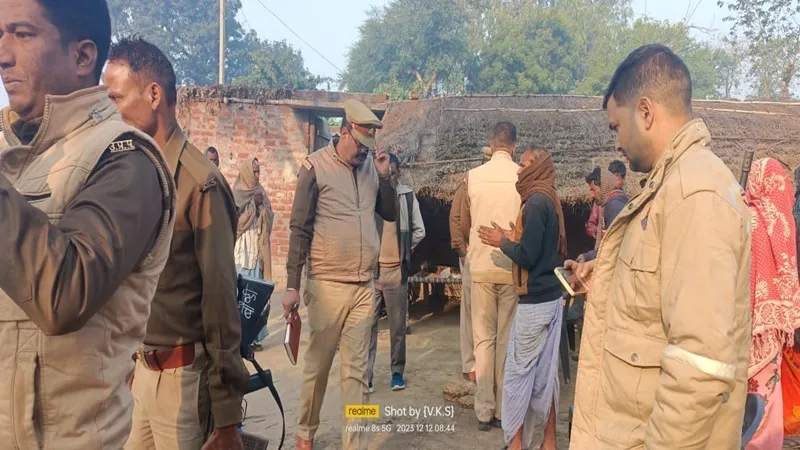 बहराइच: नीम के पेड़ से लटकता मिला युवक का शव, फोरेंसिक टीम के साथ पुलिस ने की जांच