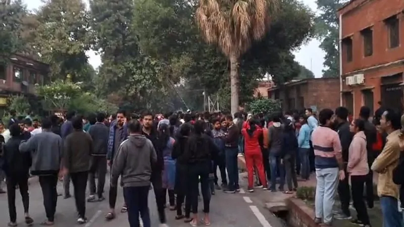 प्रयागराज: शुआट्स कॉलेज में परीक्षा स्थगित, छात्रों की तोड़फोड़ और आगजनी