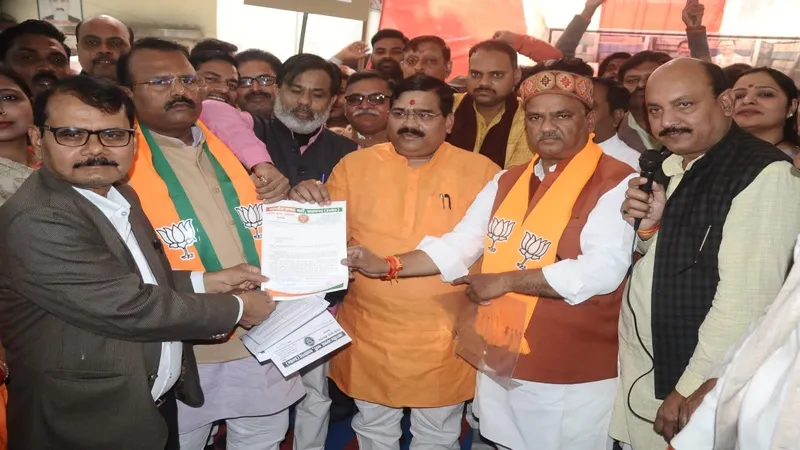 प्रतापगढ़: धीरज साहू मामले को लेकर कचहरी में भाजपा का प्रदर्शन 