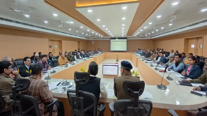 संत कबीर नगर: हर गांव में पांच स्थलों को सीसीटीवी से लैस कराएं प्रधान, डीएम ने दिए निर्देश