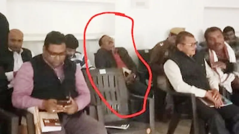 समाधान दिवस: डीएम फरियाद सुनने में रहे व्यस्त, अधिकारी सोने में रहे मस्त, फोटो वायरल हुई तो DM ने उठाया यह कदम