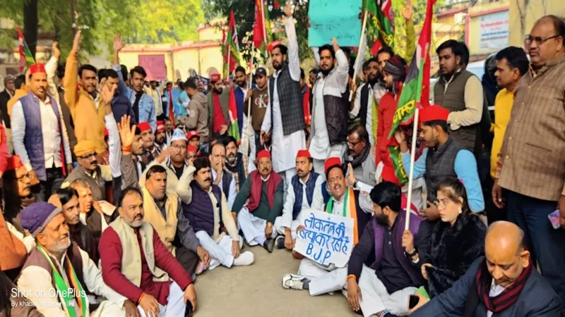 मीरजापुर: लोकतंत्र की हत्या कर रही है बीजेपी सरकार, कांग्रेस ने किया जोरदार प्रर्दशन