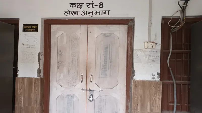 बहराइच: सभासदों ने अधिशासी अधिकारी कार्यालय में जड़ा ताला, नोटिस जारी, जानें मामला