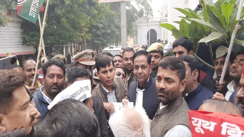 सुलतानपुर: सड़क पर उतरा INDIA गठबंधन, सरकार विरोधी लगाए नारे, किया प्रदर्शन   