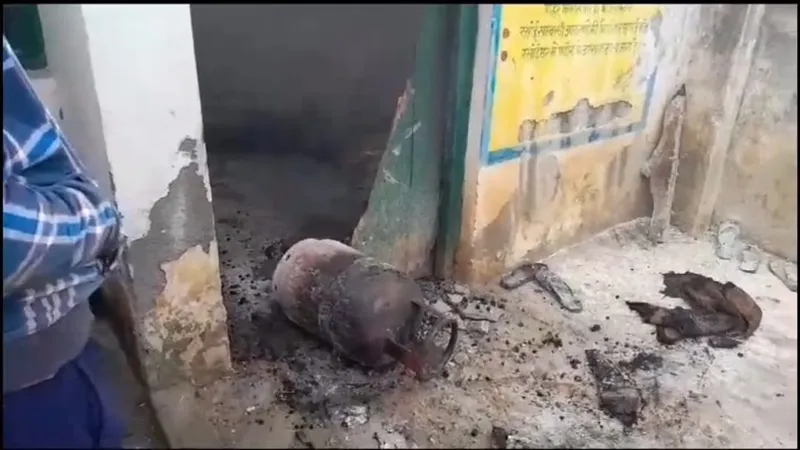 बहराइच: प्राथमिक विद्यालय में टला बड़ा हादसा, सिलेंडर से लगी आग, बच्चों ने भागकर बचाई जान