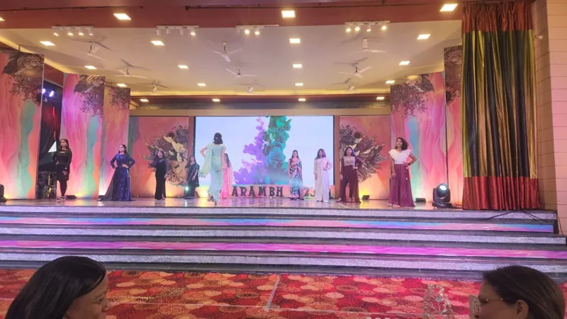 वाराणसी: Fresher Party में छात्राओं ने बिखेरा जलवा, रूप बर्मन बनीं 'मिस फ्रेशर''