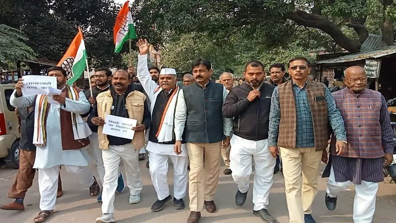 गोंडा: सांसदों के निलंबन पर भड़के कांग्रेस कार्यकर्ता, जुलूस निकाल किया प्रदर्शन