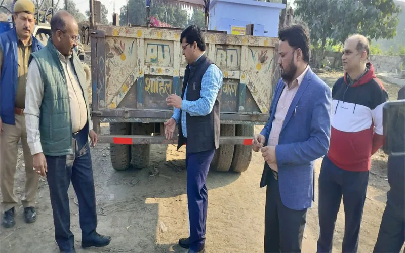 बहराइच: नियमों की अनदेखी पर 15 ट्राली व 35 बाइकों का हुआ चालान, हड़कंप