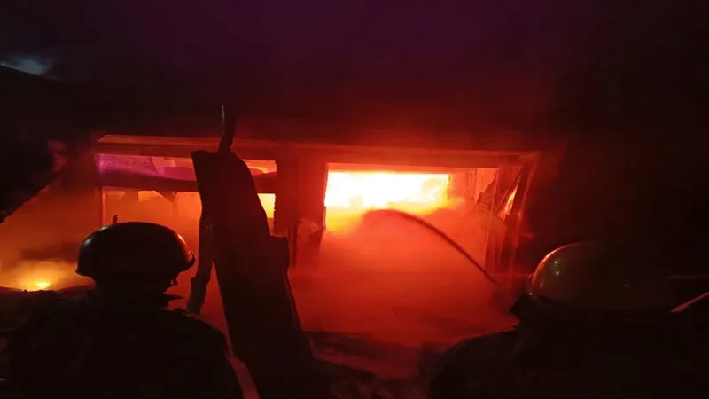 अयोध्या: शार्ट सर्किट से नमकीन फैक्ट्री में लगी आग, भारी नुकसान