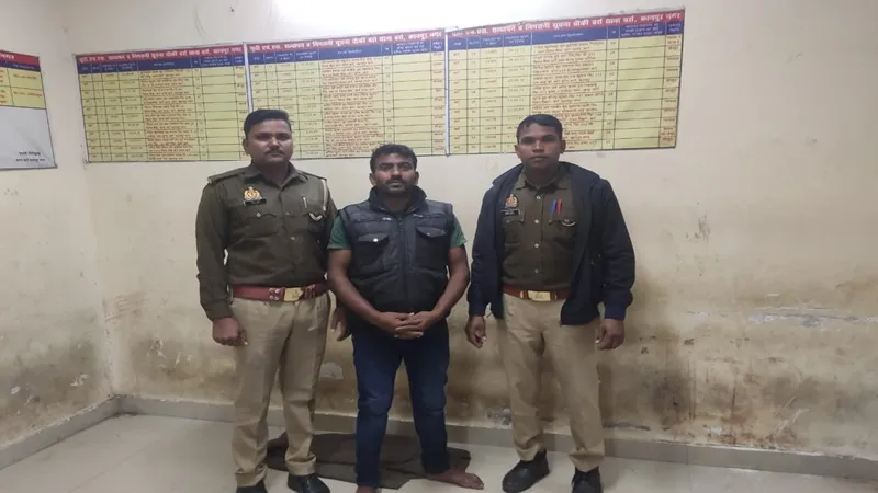 कानपुर: गाय को डंडे से पीटने वाले युवक को पुलिस ने लिया हिरासत में