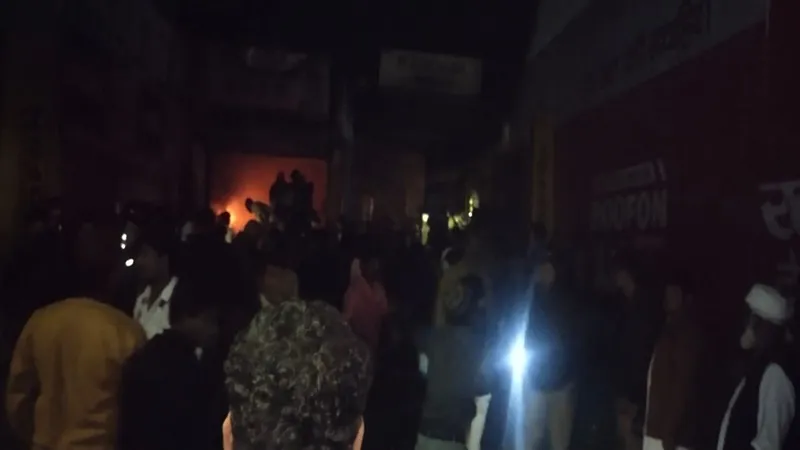 बहराइच: इलेक्ट्रिक और पेंट की दुकान में लगी आग, लाखों का नुकसान