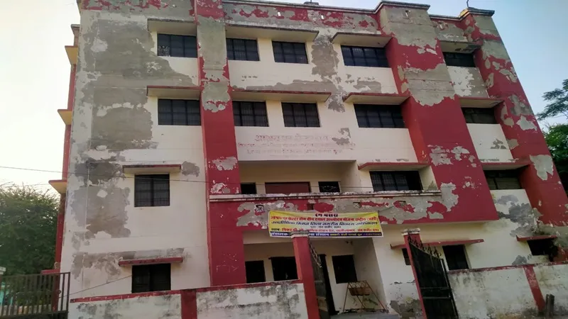 संत कबीर नगर: शेल्टर होम में नहीं मिला कोई लाचार, किसी कमरे में परीक्षार्थी तो किसी में आराम फरमाते दिखे व्यापारी