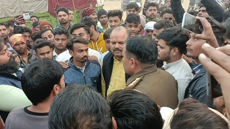 आगरा: हिंदू संगठन के कार्यकर्ताओं मवेशियों से भरे ट्रक को पकड़ा तो दरोगा ने की अभ्रद्रता, जमकर हुई नारेबाजी 