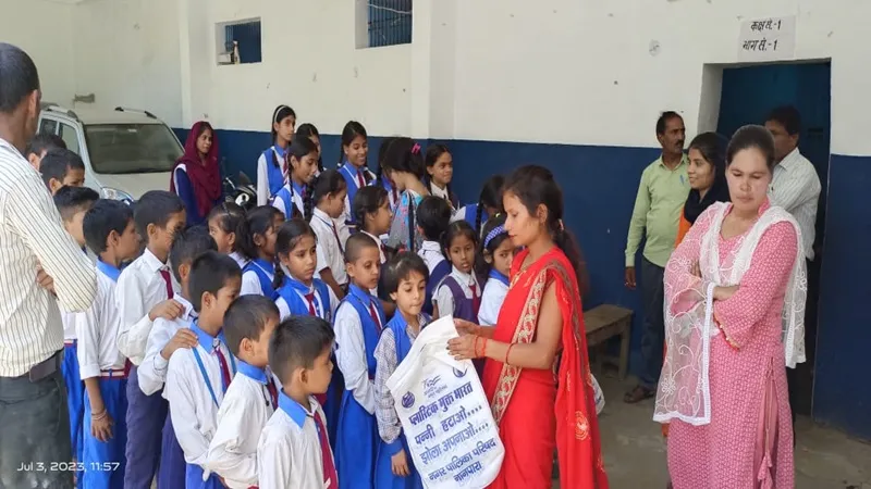 बहराइच: प्लास्टिक मुक्त नगर पालिका के  कर्मचारियों ने लिए निकाली रैली