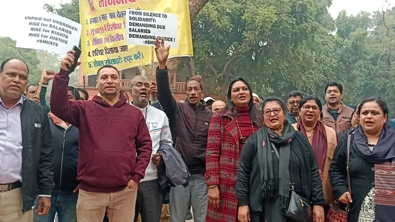 प्रयागराज: SHUATS के कुलपति के खिलाफ शिक्षकों व कर्मचारियों ने निकाला पैदल मार्च