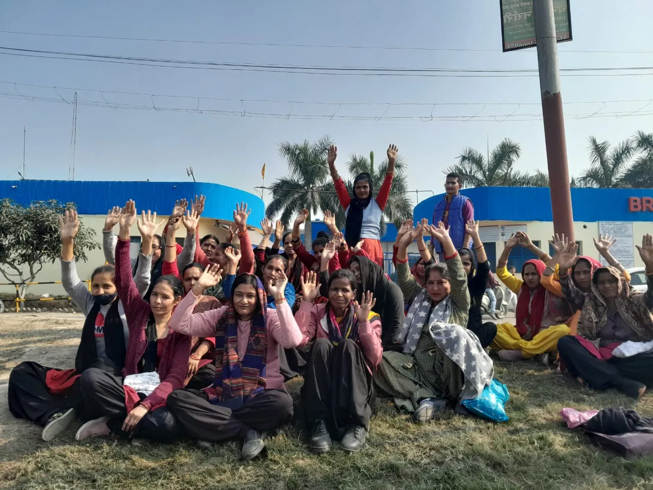 रुद्रपुर: ठंड के बीच डटे रहे श्रमिक, गेट पर चलता रहा हंगामा