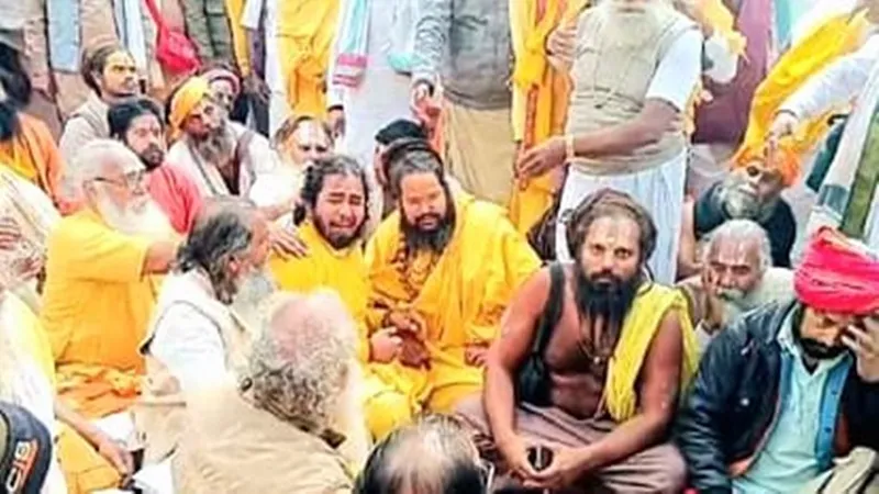 माघ मेला 2024:  भूमि आवंटन को लेकर रोने लगे सतुआ बाबा, संतों के साथ धरने पर बैठे
