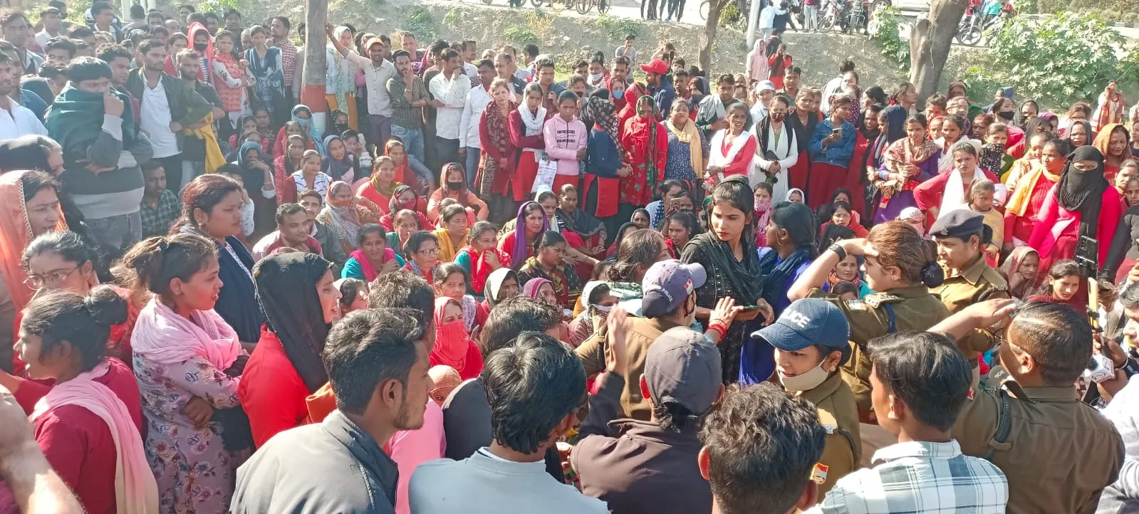 रुद्रपुर: कंपनी गेट पर नई भर्ती का बोर्ड देखकर भड़के श्रमिक