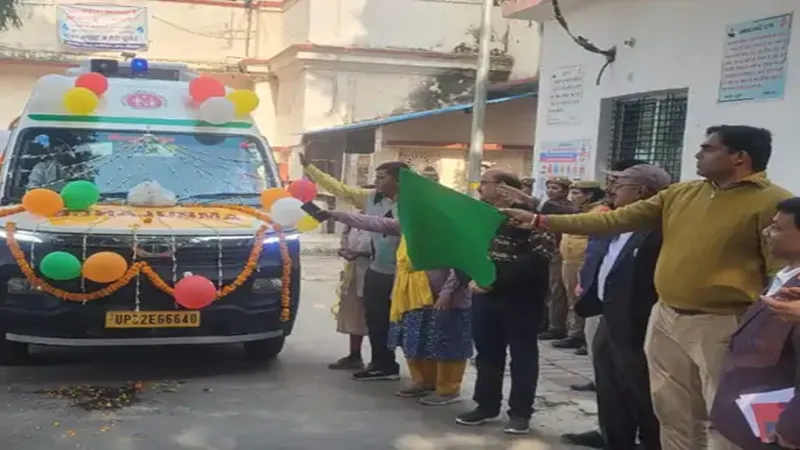 देवरिया: 102 नंबर की 14 नई एम्बुलेंसों को जिलाधिकारी ने दिखाई हरी झंडी 