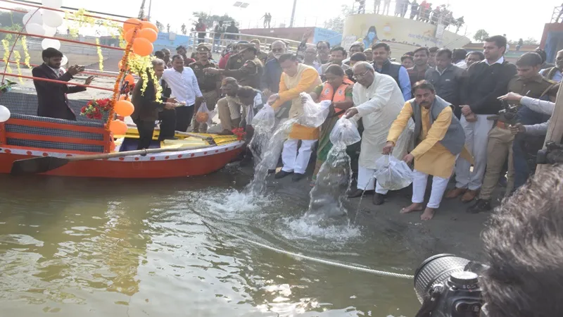  कानपुर: प्रधानमंत्री मत्स्य संपदा योजना के तहत  अटल घाट पर गंगा में छोड़ी गईं एक लाख मछलियां