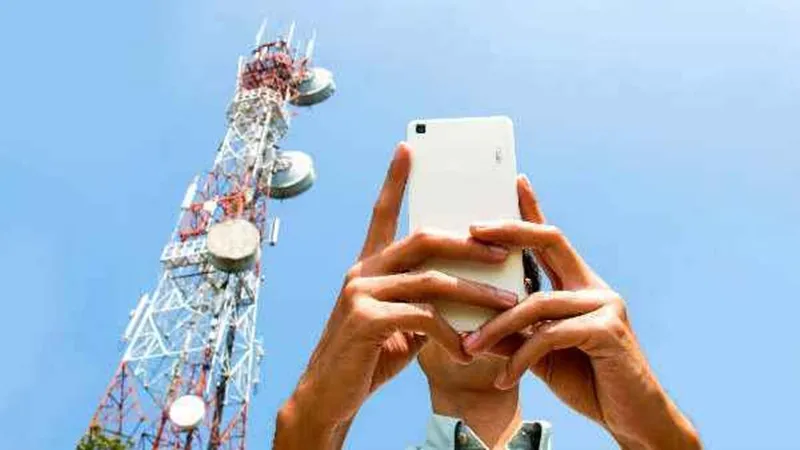 लखनऊ: नेटवर्क ने दिया धोखा, दिन भर मोबाइल ऑन-ऑफ करते रहे उपभोक्ता