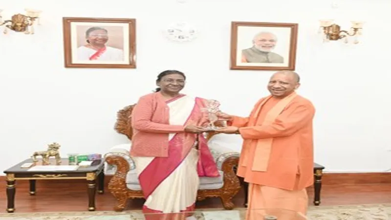 राजभवन में राष्ट्रपति मुर्मू से सीएम योगी ने की मुलाकात, खादी की शॉल और श्रीकृष्ण की मूर्ति की भेंट