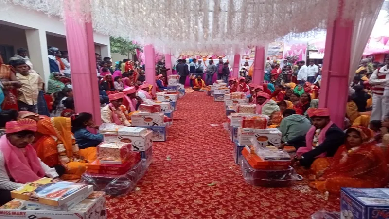 वाराणसी: मुख्यमंत्री सामूहिक विवाह योजना में  57 जोड़े शादी के बंधन में बंधे
