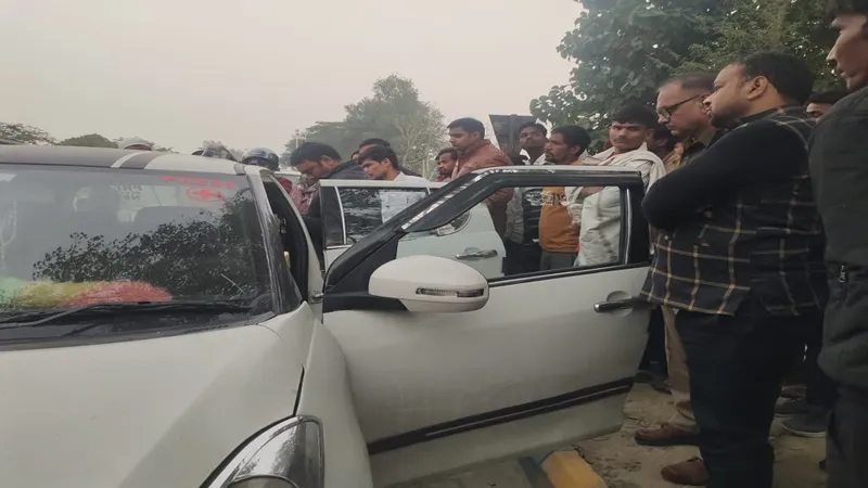 बाराबंकी: हाईवे पर कार में मिला होम्योपैथिक डॉक्टर का शव, इलाके में हड़कंप