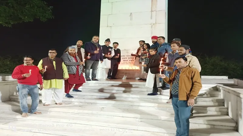 लखनऊ: मोमबत्ती जला कर शहीदों की दी गई श्रद्धांजलि, व्यापारियों ने शहीद स्मारक पर किया नमन
