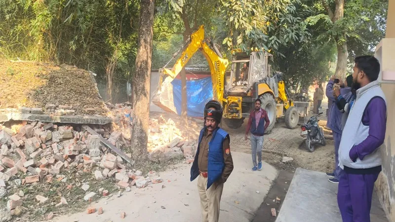 अमेठी: एसडीएम की फटकार के बाद स्वास्थ्य उपकेंद्र की जमीन पर बनी अवैध दुकान पर चला बुलडोजर