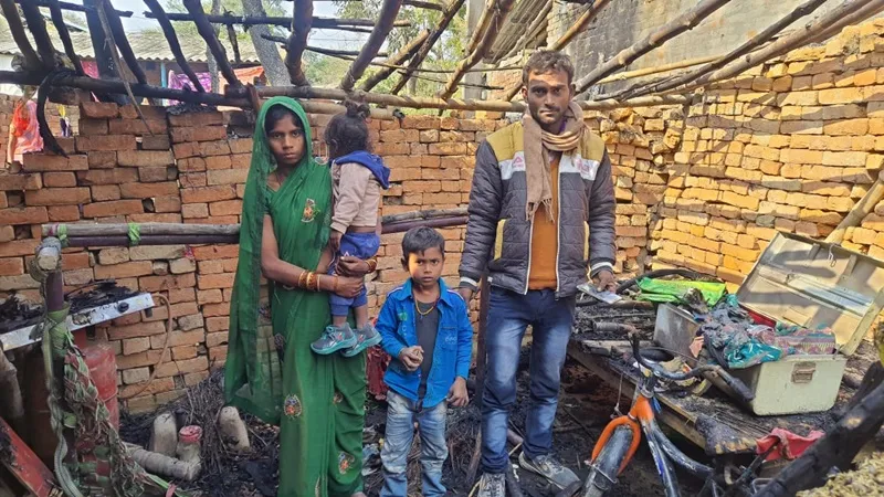 रायबरेली: आग से दो भाइयों की गृहस्थी जलकर राख, लाखों का नुकसान, खुले आसमान के नीचे दोनों परिवार 