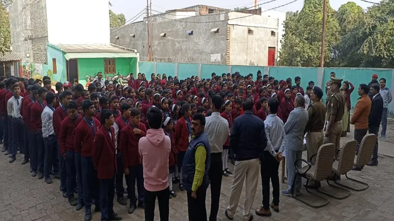 संतकबीरनगर में यातायात पुलिस की अनोखी पहल, पहले पहनाई माला, फिर चालान काटकर किया विदा