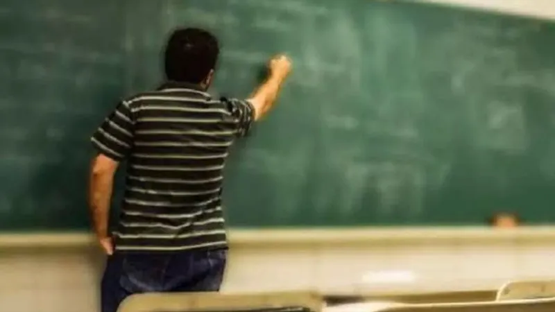 रायबरेली: दो प्रधानाध्यापक समेत 43 शिक्षकों पर कार्रवाई, बीएसए ने रोका वेतन, मांगा स्पष्टीकरण
