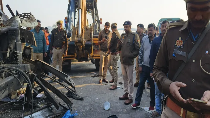 बहराइच सड़क हादसा: गुजरात में रजिस्टर्ड है डग्गामार बस, हादसे में तीन की हुई है मौत