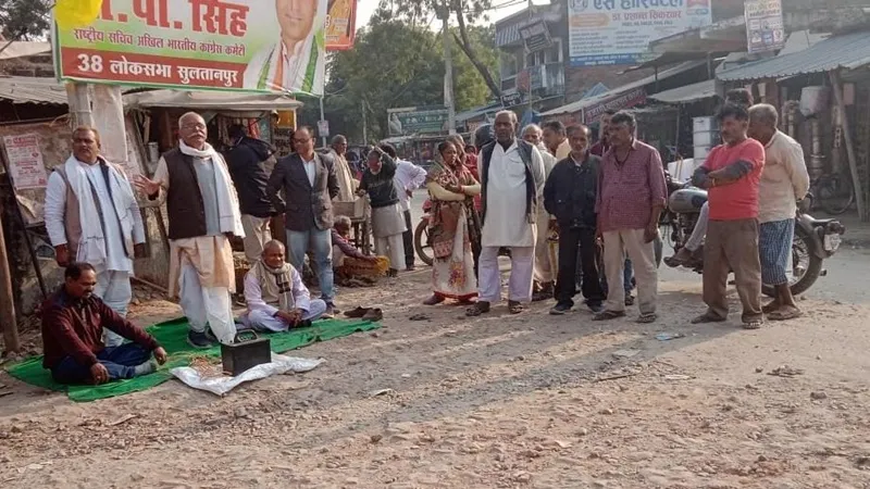 सुलतानपुर: बगिया चौराहा-बिरसिंहपुर मार्ग खस्ताहाल, निर्माण की मांग को लेकर धरने पर बैठे विश्व बंधुत्व पार्टी के राष्ट्रीय अध्यक्ष 