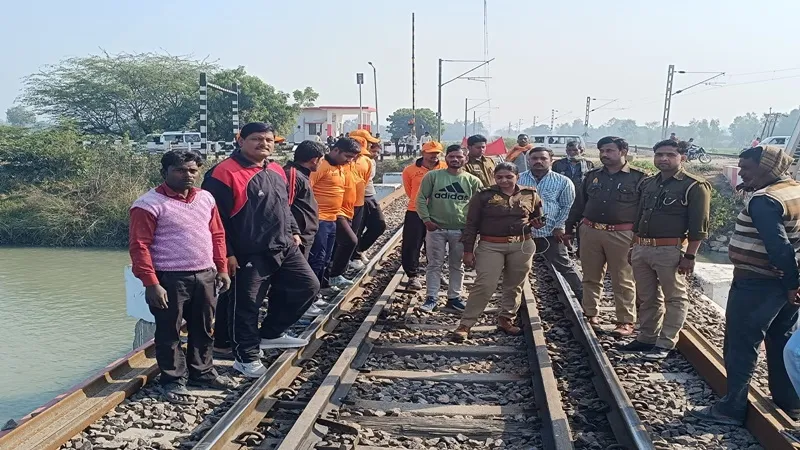 बाराबंकी: जननायक एक्सप्रेस से शारदा नहर में गिरा यात्री, तलाश में जुटी पुलिस