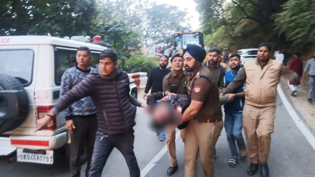 नैनीताल के निकट टेम्पो पलटने से दो महिला पर्यटकों की मौत, 20 घायल 