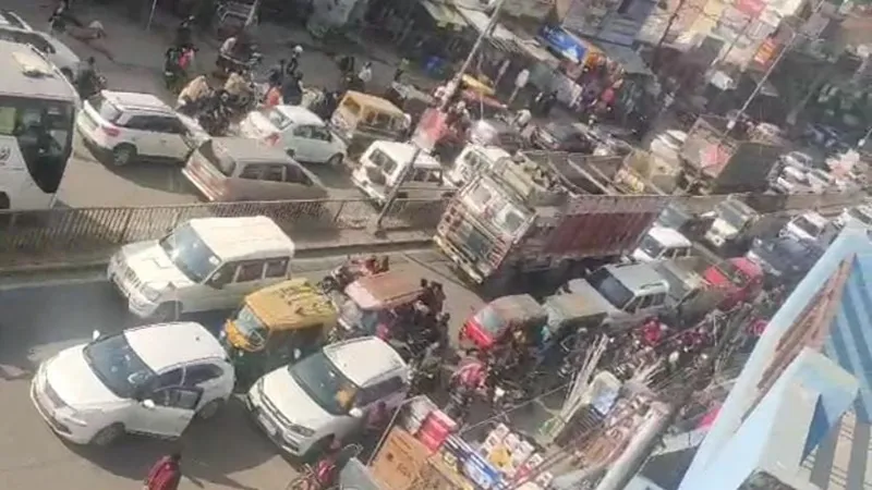 प्रयागराज-मिर्जापुर मार्ग के तिराहों पर जाम से लोगों  हो रही समस्या