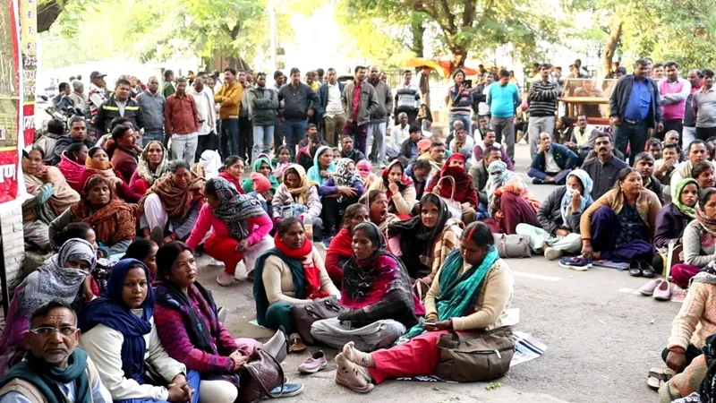 लखनऊ: पुनरीक्षित वेतनमान समेत कई मागों को लेकर धरने पर बैठे LDA के स्मारक संरक्षक समिति के कर्मचारी